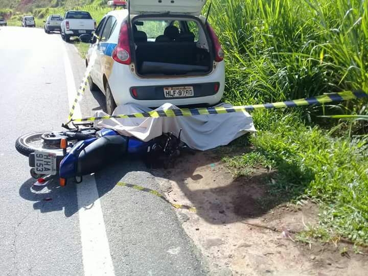 Motociclista morre ao bater em viatura da PM em Santa Maria de Itabira