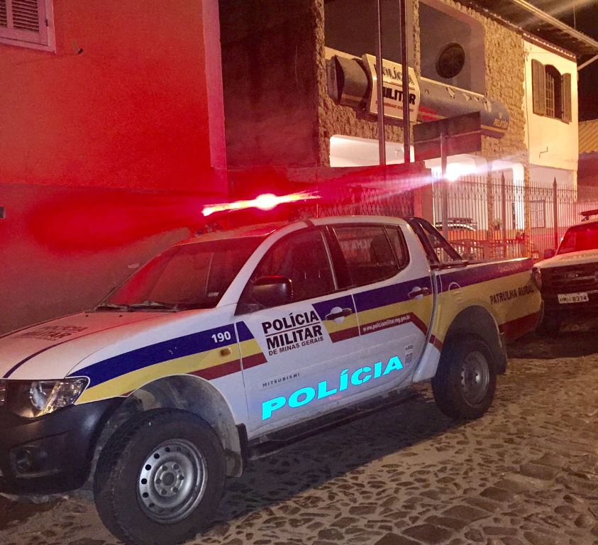 Polícia Militar prende jovem após arrombar carro e tentar levar som automotivo