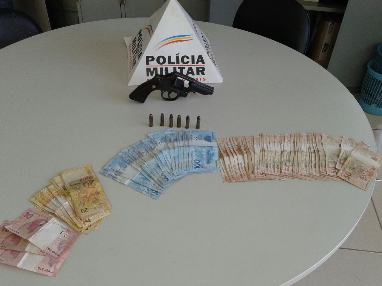 Polícia Ambiental apreende arma de fogo, dinheiro e prende suspeito
