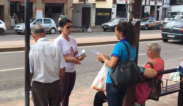 Voluntários do programa ‘Superação’ realizam abordagens pela cidade