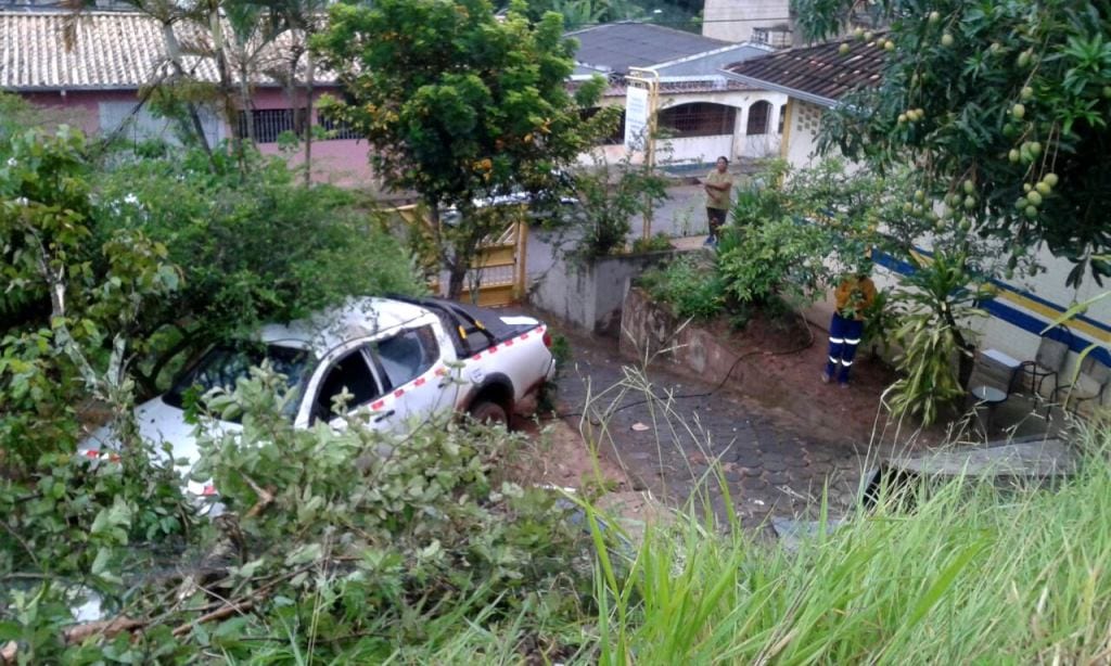 Para evitar batida de frente, caminhonete invade ponto de apoio da Itaurb no Gabiroba