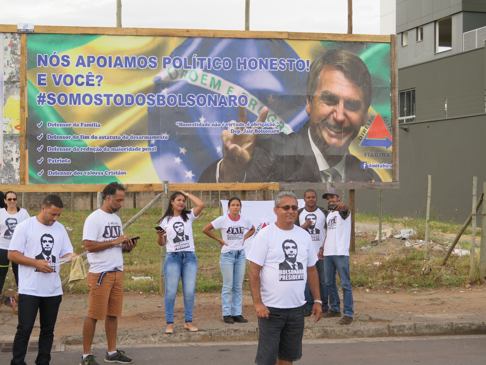 Apoiadores de Bolsonaro fazem ato em Itabira