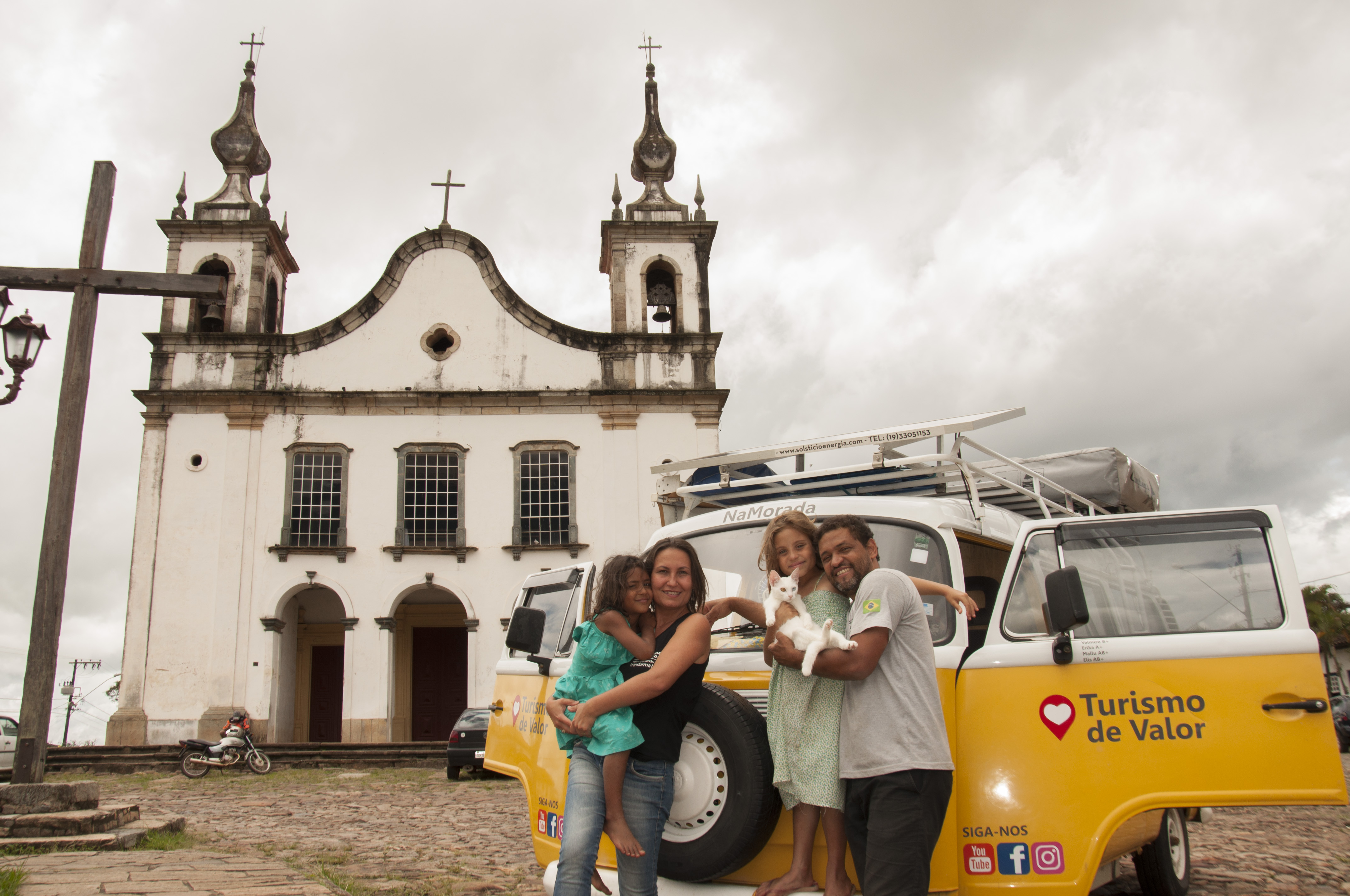 Família que roda o Brasil em uma Kombi visita Catas Altas Família que roda o Brasil em uma Kombi visita Catas Altas