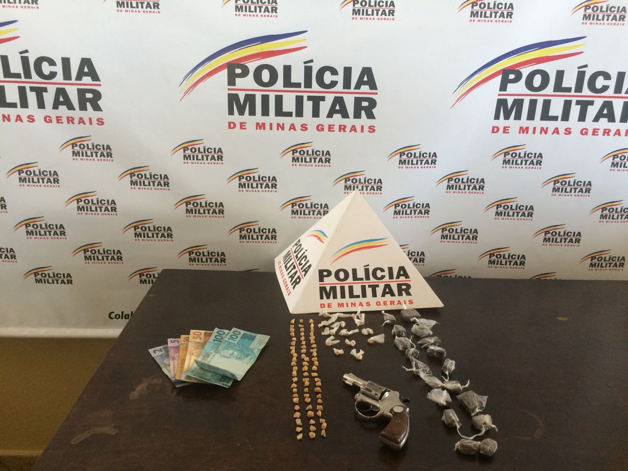 Com foragido da cadeia, PM apreende arma e drogas em Santa Bárbara