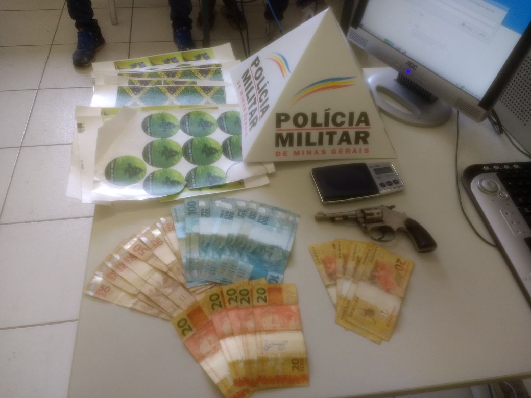 PM cumpre mandado, prende quatro pessoas e apreende arma no Caminho Novo