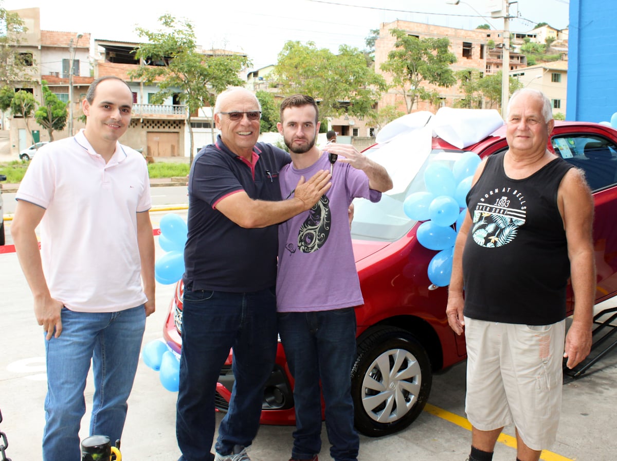 Ganhador do Etios Sedan recebe do Supermercado Nova Europa as chaves do veículo