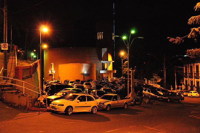 Campanha alerta motoristas contra estacionamento irregular na Catedral Diocesana