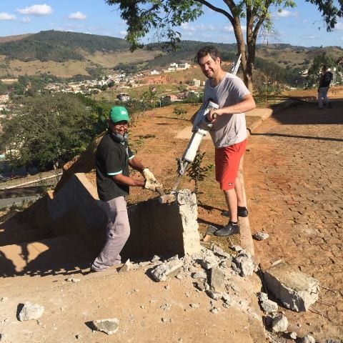 Marceneiro revitaliza espaço abandonado e promove arte em Nova Era