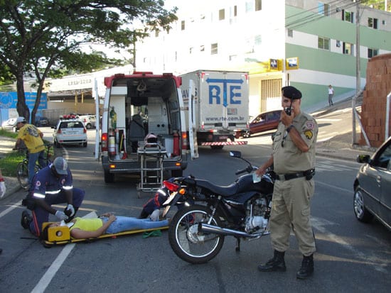 Passageira fica ferida após moto derrapar em óleo na praça Acrísio