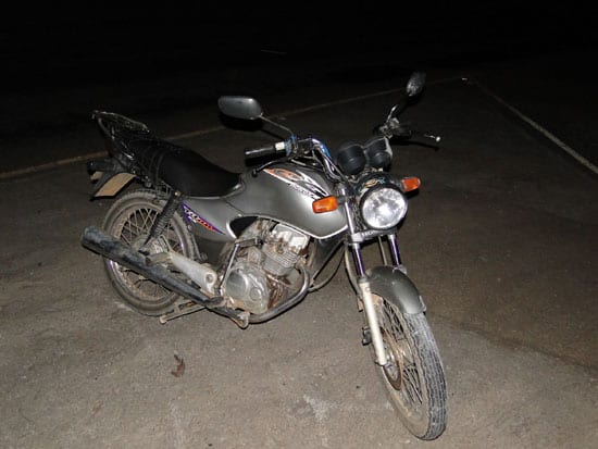 Motoqueiro erra trevo e dois se ferem