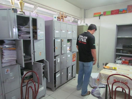 Rapaz invade escola, se corta em vidro e deixa documentos para trás