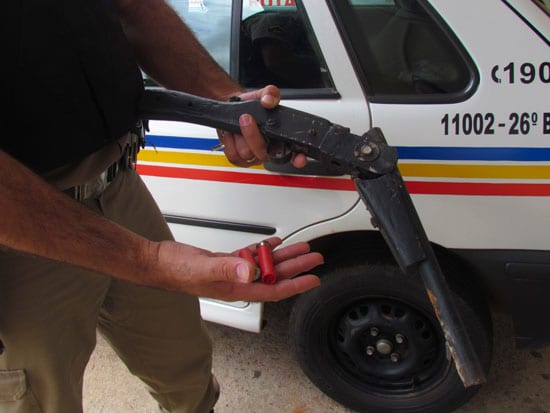 PM prende suspeitos de atirar em homem e colocar fogo em moto