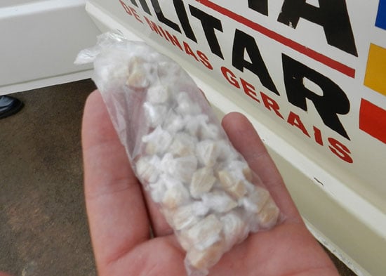 Menores apreendidos com 100 pedras de crack próximo a escola