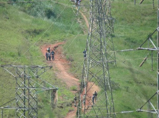 Homem ameaça pular de torre de alta tensão no Pedreira