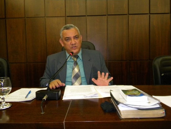 Pastor Carlinhos (PV) fala pela primeira vez sobre a polêmica do crucifixo