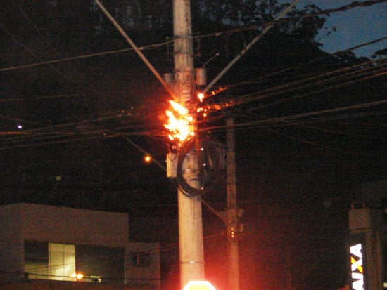 Fiação de poste pega fogo no Centro de Itabira