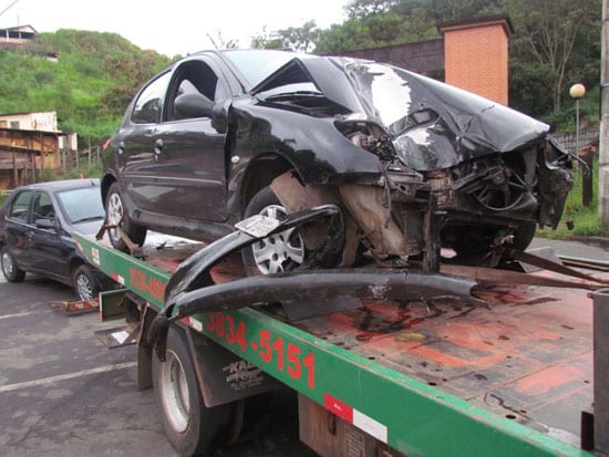 Dois carros batem no mesmo poste em Itabira; um deles era furtado