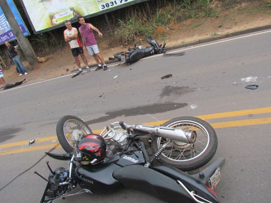Audi bate em duas motos na avenida Brasil