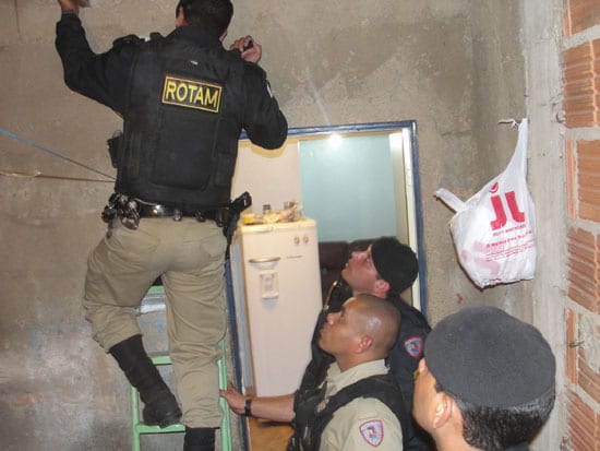 Polícia prende cinco acusados de tráfico e apreende uma menor de 14 anos