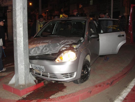 Carro com quatro homens supostamente embriagados bate em câmera de segurança