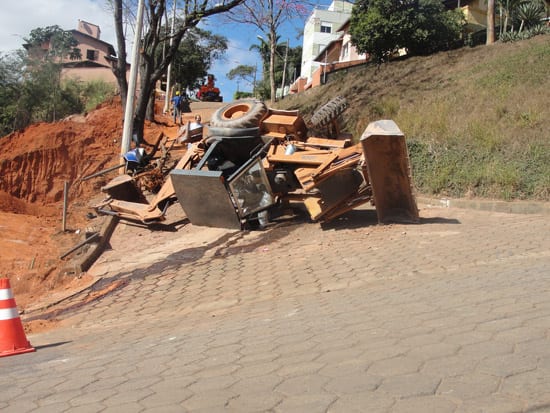 Retroescavadeira capota no centro de Itabira