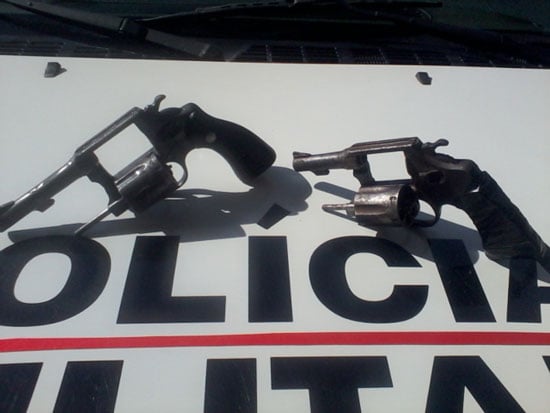 Armas e munições encontradas enterradas no Bela Vista