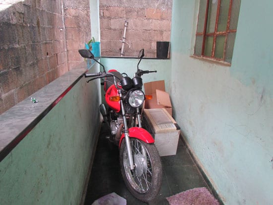 Moto furtada durante a madrugada é achada em varanda de casa no Nova Vista