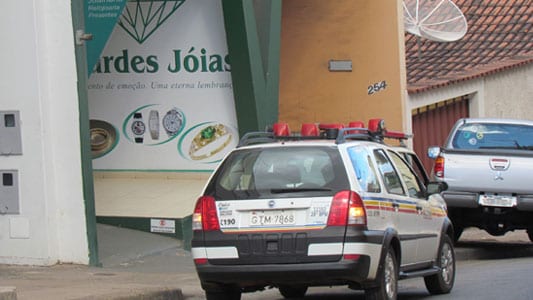 Bandidos armados assaltam Lourdes Joias no Centro de Itabira