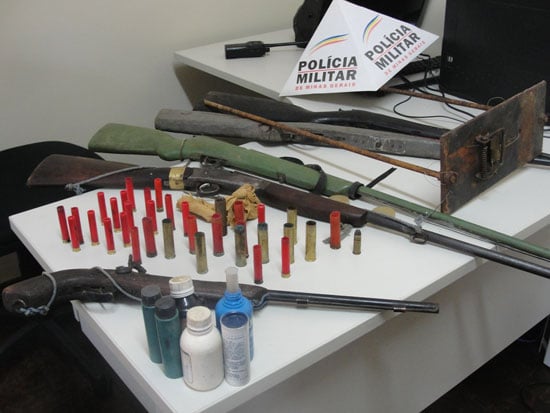 PM prende dois e apreende cinco armas na zona rural de Santa Maria