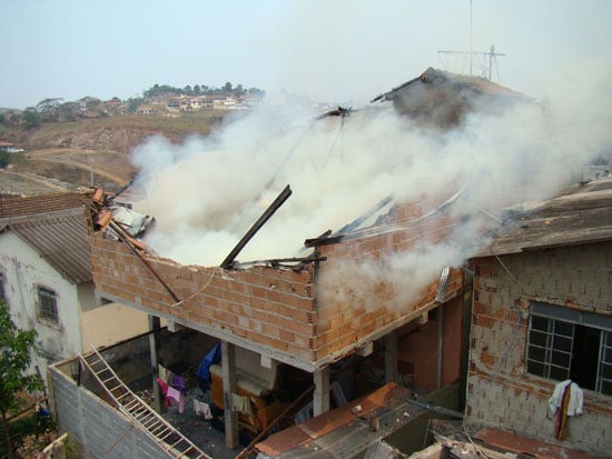 Fogo destrói capotaria e fere dona de casa
