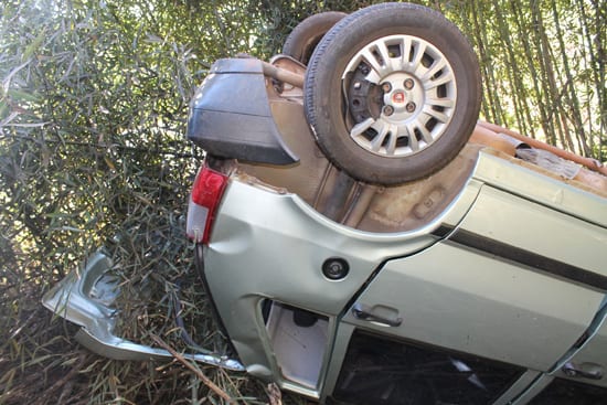 Jovem perde o controle de carro e despenca em barranco na AMG-900