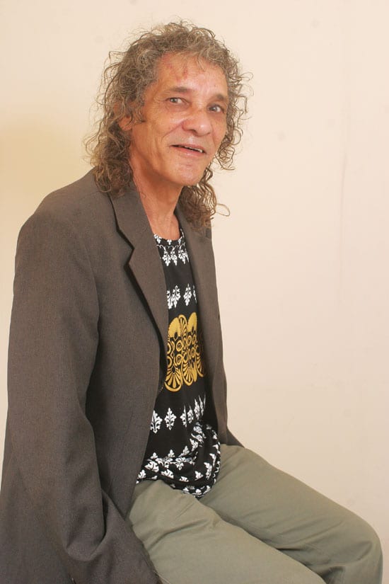 Um filho agarrado à saia da mãe