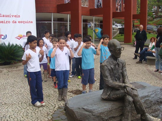 Alunos da Fide homenageiam Drummond com declamações de poesias
