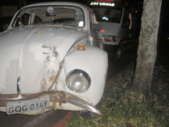 Rapaz perde controle de Fusca e bate em árvore