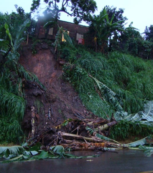 Deslizamento de terra assusta moradores no bairro Pedreira