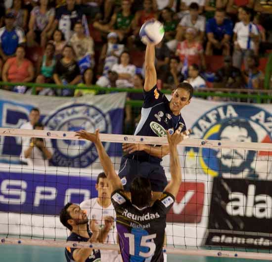 Com apoio da torcida Sada Cruzeiro bate Vôlei Futuro no tie-break em Contagem