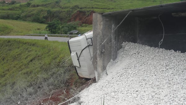 Outra carreta tomba na estrada de Itabira a Nova Era