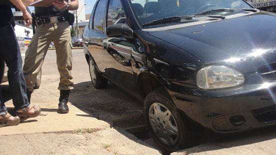 Carro cai em bueiro sem tampa na avenida Osório Sampaio