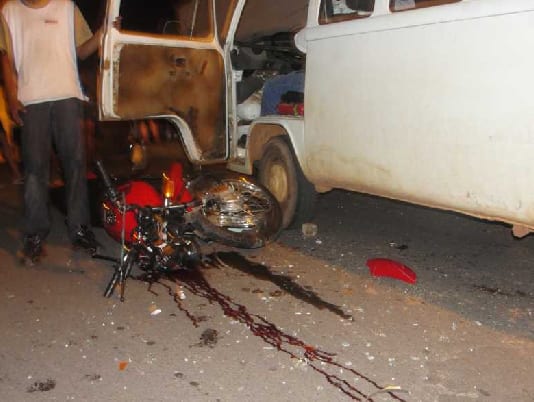 Grave acidente entre moto e Kombi deixa dois feridos no bairro Panorama