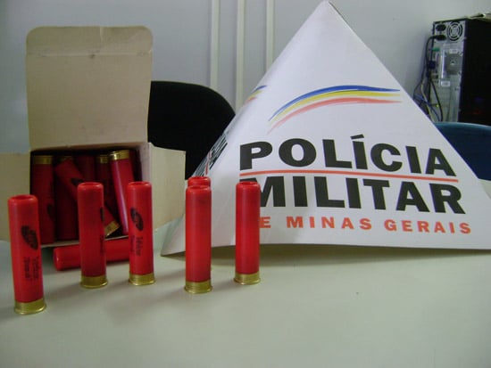 Mulheres encontram caixa com 25 cartuchos de espingarda no canto da rua no Eldorado
