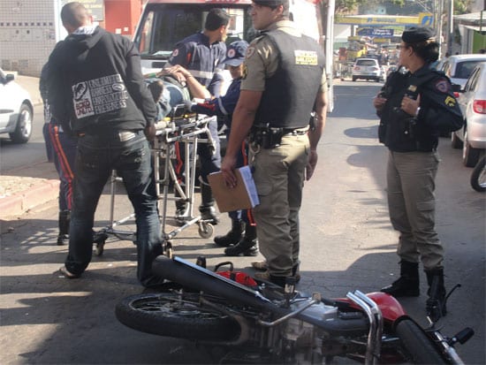 Motociclista bate na porta de veículo e é arremessado