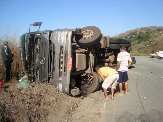 Carreta tomba na BR-381 e quase incendeia