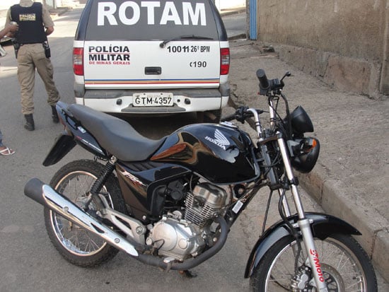 Polícia recupera moto furtada no bairro Clóvis Alvim