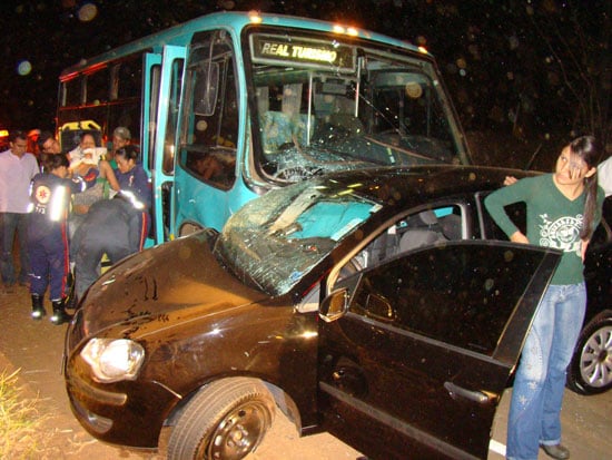 Polo bate de frente em ônibus escolar com 25 estudantes