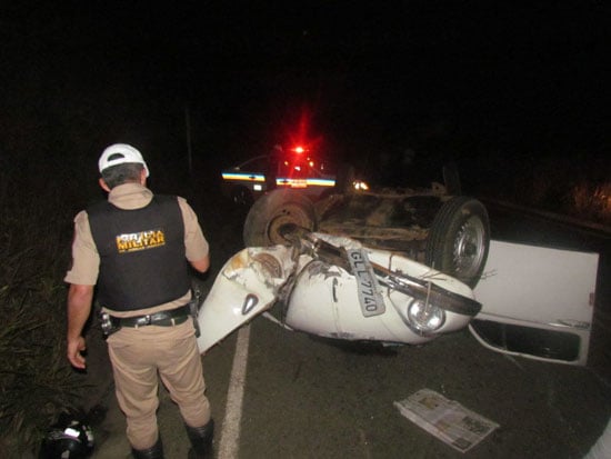 Fusca capota, motorista é arremessado e socorrido em estado grave