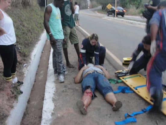 Inabilitado com sintomas de embriaguez perde controle de Fusca e bate em barranco