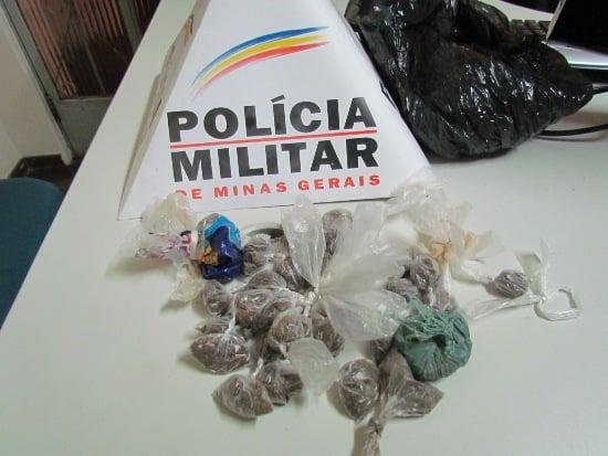 PM persegue suspeito de dar tiros na rua e encontra 31 buchas de maconha