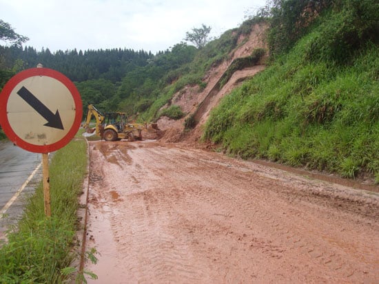 AMG-900 parcialmente interditada por causa de barranco que caiu