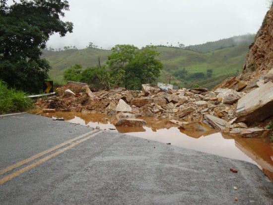 Rodovia de acesso a Passabem, São Sebastião e Santo Antônio está totalmente interditada