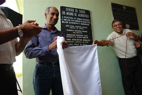 Prefeito João Izael entrega ampliação do PSF e ambulância a Senhora do Carmo